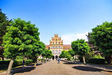 Chernivtsi Ulusal Üniversitesi, Ukrayna. Pencere bukovinian ve Dalmaçya metropolitans ikamet. Romano-Bizans tarzı dekor Rönesans mimarisinin motiflerle, Gotik ve Mağribi tarzı.