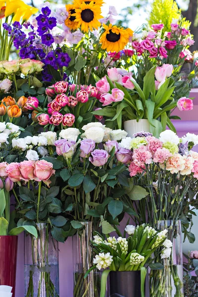 Bellissimi Mazzi Fiori Sul Mercato Vetrina Con Fiori Vendita Fiori — Foto Stock