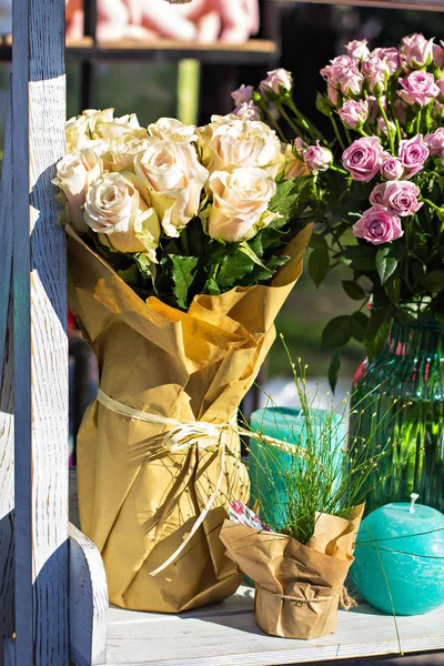 バラの花束 市場で花の美しい花束 花を紹介します ショップの販売 — ストック写真