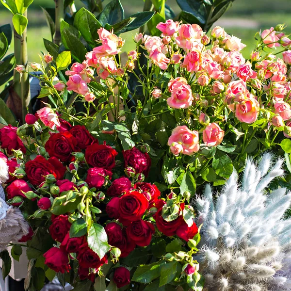 Ramo Rosas Hermosos Ramos Flores Mercado Escaparate Con Flores Venta —  Fotos de Stock