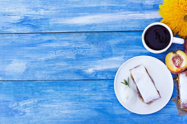 Şeftali ve elma ile Strudel