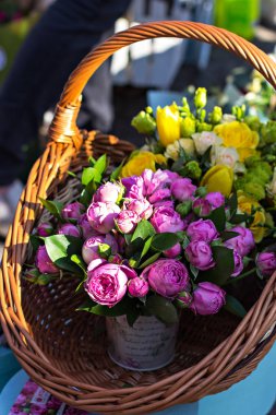 Bir buket peonies. Piyasada çiçek güzel demetleri. Çiçeklerle vitrin. Çiçekler, dükkan satışı.