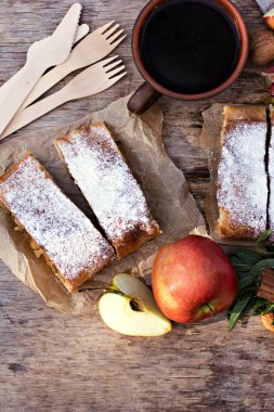 Elma ve çilek ile meyveli turta. Pasta elma veya klasik elma strudel, yaz pasta ile. Doğa odaya yaz.