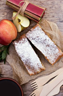 Elma ve çilek ile meyveli turta. Pasta elma veya klasik elma strudel, yaz pasta ile. Doğa odaya yaz.