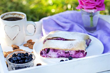 Yaban mersini ile meyveli turta. Doğada yiyecek. Yaz pastası. Pasta, meyveli turta çilek ile.