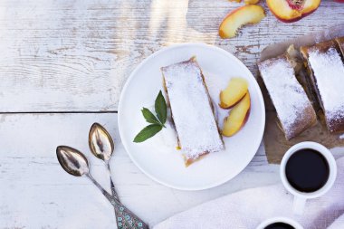 Şeftali ve elma ile Strudel