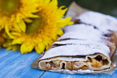 Şeftali ve elma ile Strudel