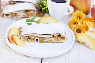 Şeftali ve elma ile Strudel