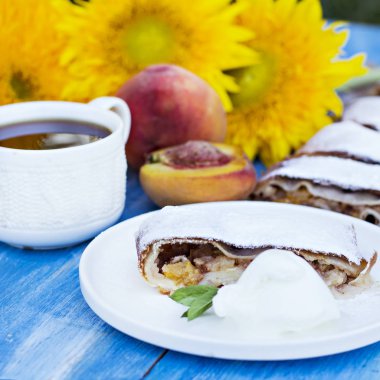 Şeftali ve elma ile Strudel