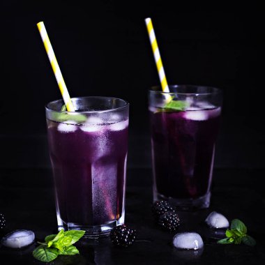 Yaz kokteyl. Böğürtlen ile iç. BlackBerry içki.