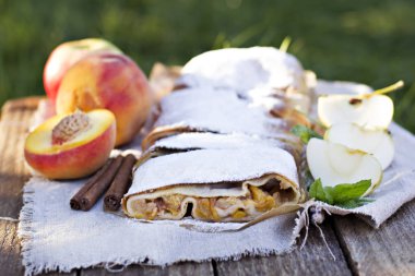 Şeftali ve elma ile Strudel