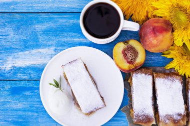 Şeftali ve elma ile Strudel