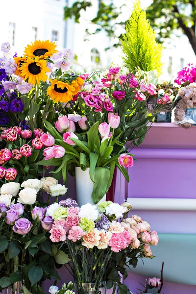 Bellissimi Mazzi Fiori Sul Mercato Vetrina Con Fiori Vendita Fiori — Foto Stock