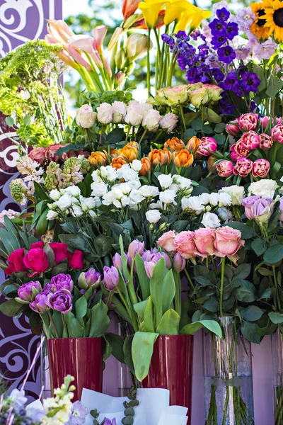 Belos Buquês Flores Mercado Mostra Com Flores Venda Flores Loja — Fotografia de Stock