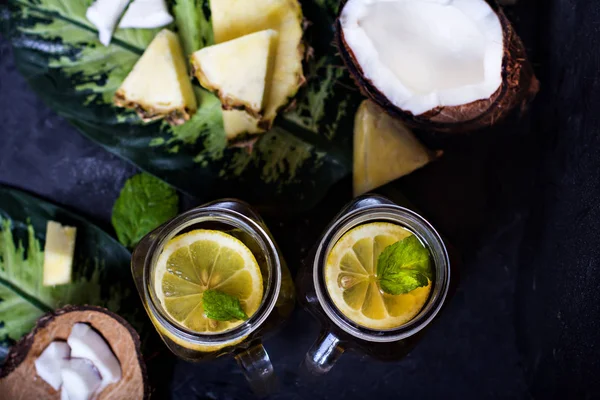 Bebida Verão Coquetel Chá Frutas Tropicais Abacaxi Coco Limão Gelo — Fotografia de Stock