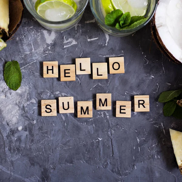 Die Aufschrift Hallo Sommer Auf Einem Betongrund Minze Limette Sommercocktails — Stockfoto