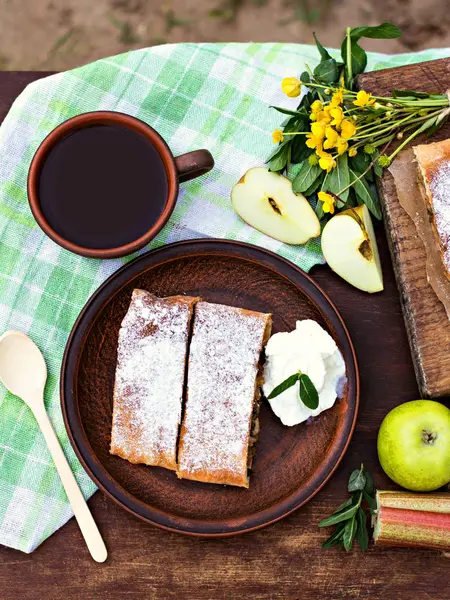 Elma ve çilek ile meyveli turta. Pasta elma veya klasik elma strudel, yaz pasta ile. Doğa odaya yaz.