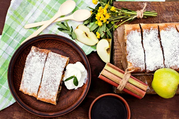 Elma ve çilek ile meyveli turta. Pasta elma veya klasik elma strudel, yaz pasta ile. Doğa odaya yaz.