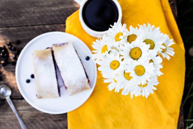 Yaban mersini ile meyveli turta. Doğada yiyecek. Yaz pastası. Pasta, meyveli turta çilek ile.