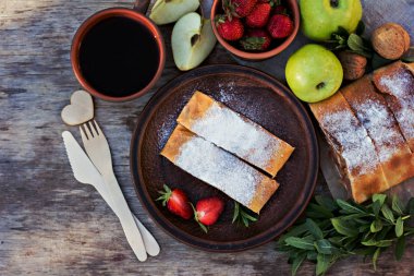 Elma ve çilek ile meyveli turta. Pasta elma ve çilek, yaz pasta ile. Doğa odaya yaz.
