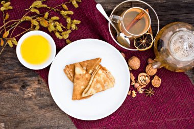 Bal ve bitki çayı ile Pancakes. 