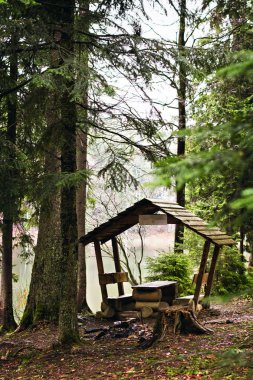 Dinlenmek için bir çardak dağlarda Gölü yakınındaki bir yer. Bir piknik için yer.