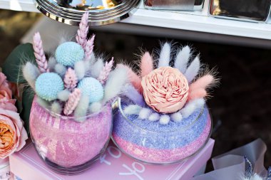 Özgün buket. Pembe-mavi buket. Bir buket çiçek piyasada.