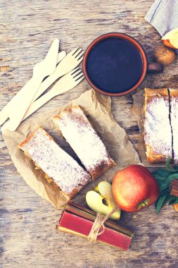 Elma ve çilek ile meyveli turta. Pasta elma veya klasik elma strudel, yaz pasta ile. Doğa odaya yaz.