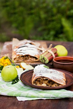 Elma ve çilek ile meyveli turta. Pasta elma veya klasik elma strudel, yaz pasta ile. Doğa odaya yaz.