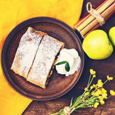 Elma ve çilek ile meyveli turta. Pasta elma veya klasik elma strudel, yaz pasta ile. Doğa odaya yaz.