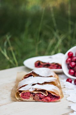 Bir kiraz ile meyveli turta. Kirazlı turta. Gıda niteliğine. Yaz pastası. Pasta, meyveli turta çilek ile.