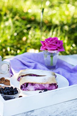 Yaban mersini ile meyveli turta. Doğada yiyecek. Yaz pastası. Pasta, meyveli turta çilek ile.