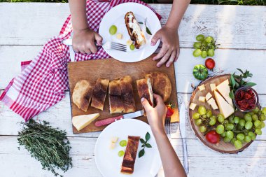 Akşam yemeği için sofrayı. Öğle Yemeği. Ev yapımı pasta, turta ve aperatifler, sebze, meyve, peynir. Silah. Yukarıdan görüntülemek.