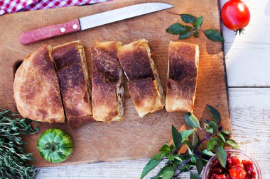 Peynir ve kurutulmuş domates ile meyveli turta. Akşam yemeği için sofrayı. Öğle Yemeği. Ev yapımı pasta, turta ve aperatifler, sebze, meyve, peynir.