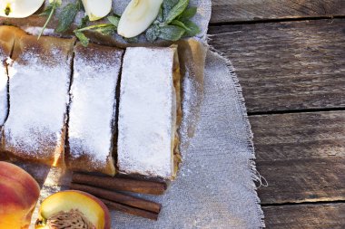 Şeftali ve elma ile Strudel