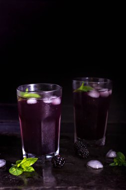 Yaz kokteyl. Böğürtlen ile iç. BlackBerry içki.