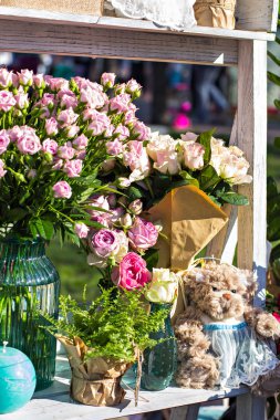 Gül buketi. Piyasada çiçek güzel demetleri. Çiçeklerle vitrin. Çiçekler, dükkan satışı.