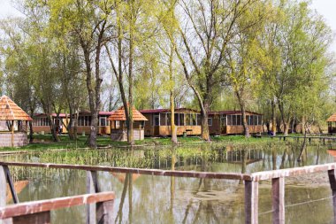 Nehir kıyısında evler. Dinlenme evi, otelinin nehir kıyısında. Denizden görüntülemek.