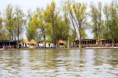 Nehir kıyısında evler. Dinlenme evi, otelinin nehir kıyısında. Denizden görüntülemek.