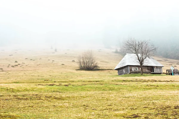 Berglandschaft Nebel Haus Den Bergen Karpaten Das Alte Gruselige Haus — Stockfoto