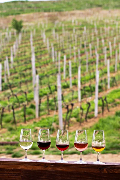 Okulary Winem Czerwone Różowe Białe Wino Szklankach Komplet Kieliszków Czerwono — Zdjęcie stockowe