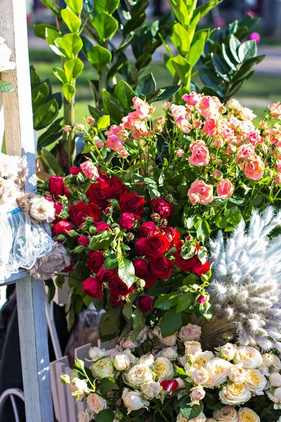 Buquê Rosas Belos Buquês Flores Mercado Mostra Com Flores Venda — Fotografia de Stock