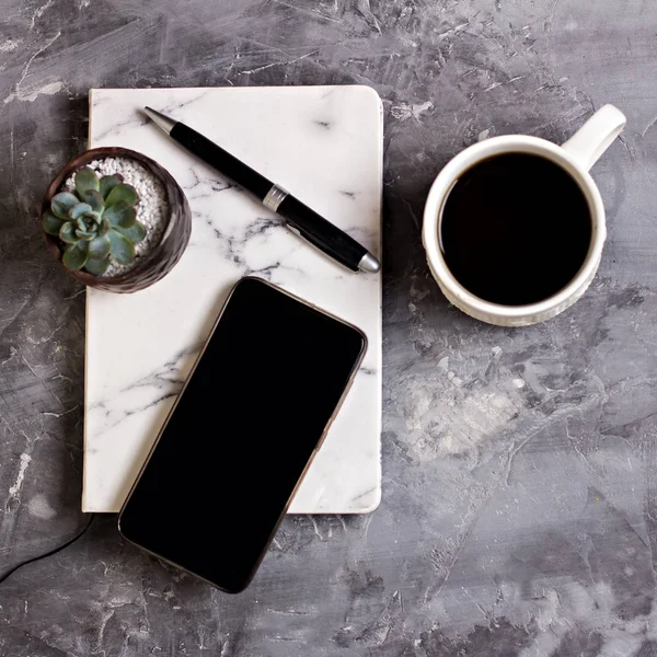 Not defteri, cep telefonu, kalem, etli, Gözlük, gri çimento arka plan üzerinde kahve. İş kavramı.