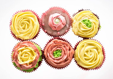 Capcake sarı ve pembe krem beyaz zemin üzerinde. İzole.