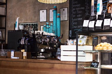 Mayıs-2018, Kiev, Ukrayna. Bir kahve makinesinin şık kahve evin içinde. Sayaç coffee House Bar. .