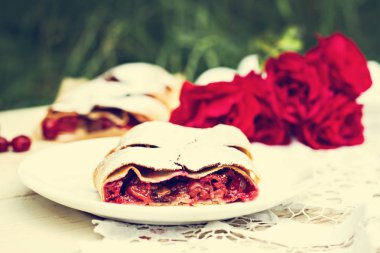 Bir kiraz ile meyveli turta. Kirazlı turta. Gıda niteliğine. Yaz pastası. Pasta, meyveli turta çilek ile.