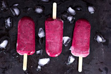 Berry dondurma. Siyah frenk üzümü, böğürtlen, ahududu dondurma. Ahududu ve özel formlarla pişmiş kuş üzümü, ev yapımı. 