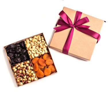 Karışık bir kutu içinde fındık (üst soldan: ceviz, Brezilya cevizi, ceviz, Antep fıstığı, badem, macadamia, fıstık, kaju fıstığı, fındık)