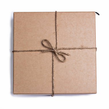 Bir yay ile hediye kraft kutu. Beyaz arka plan üzerinde izole kahverengi kraft kağıt ile sarılmış parsel