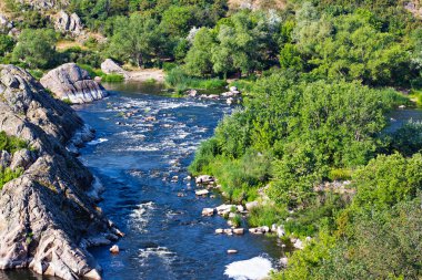 Güney Bug Nehri manzarası ile ünlü hızlı kırmızı kapı veya Integral Migeya, Ukrayna.